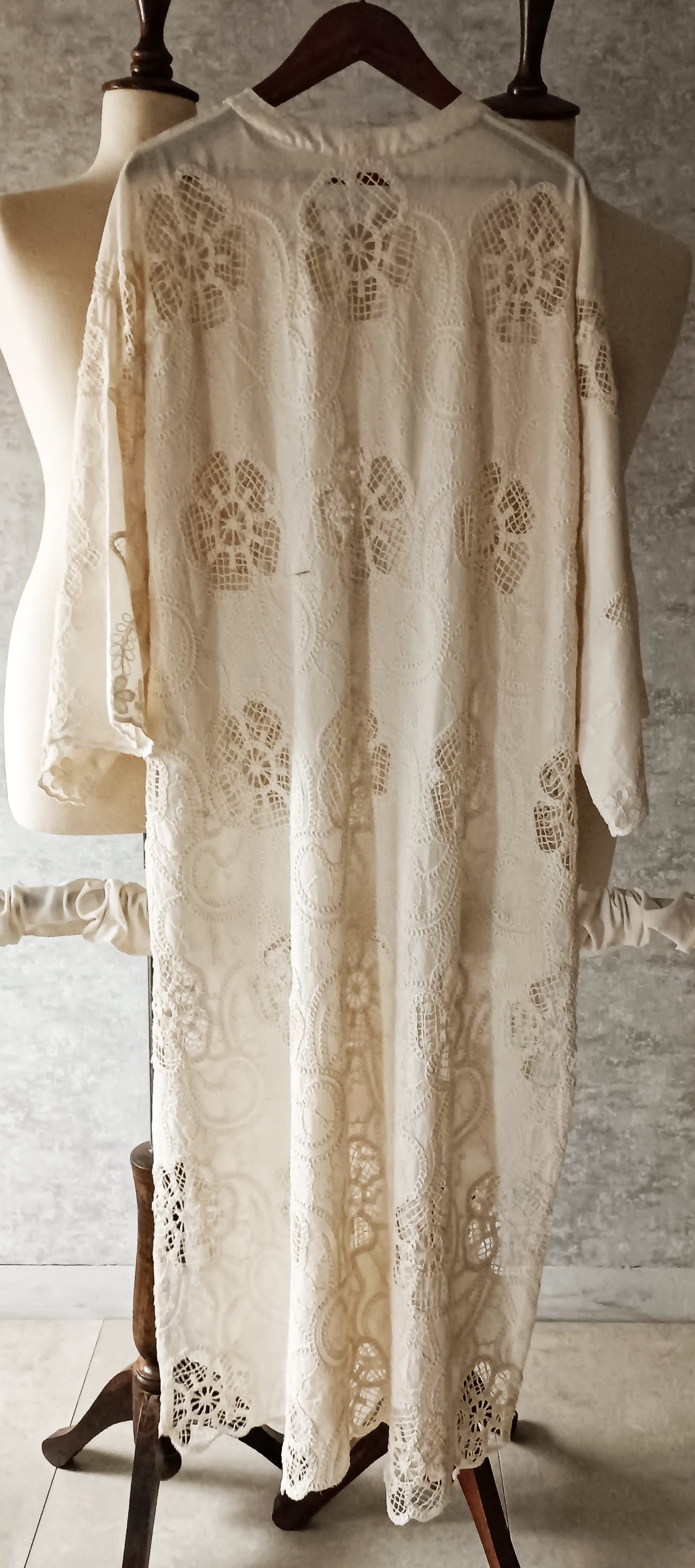 Mani (Autumn Edit) Shades of Ivory - Embroidered Bobbin Lace Flower