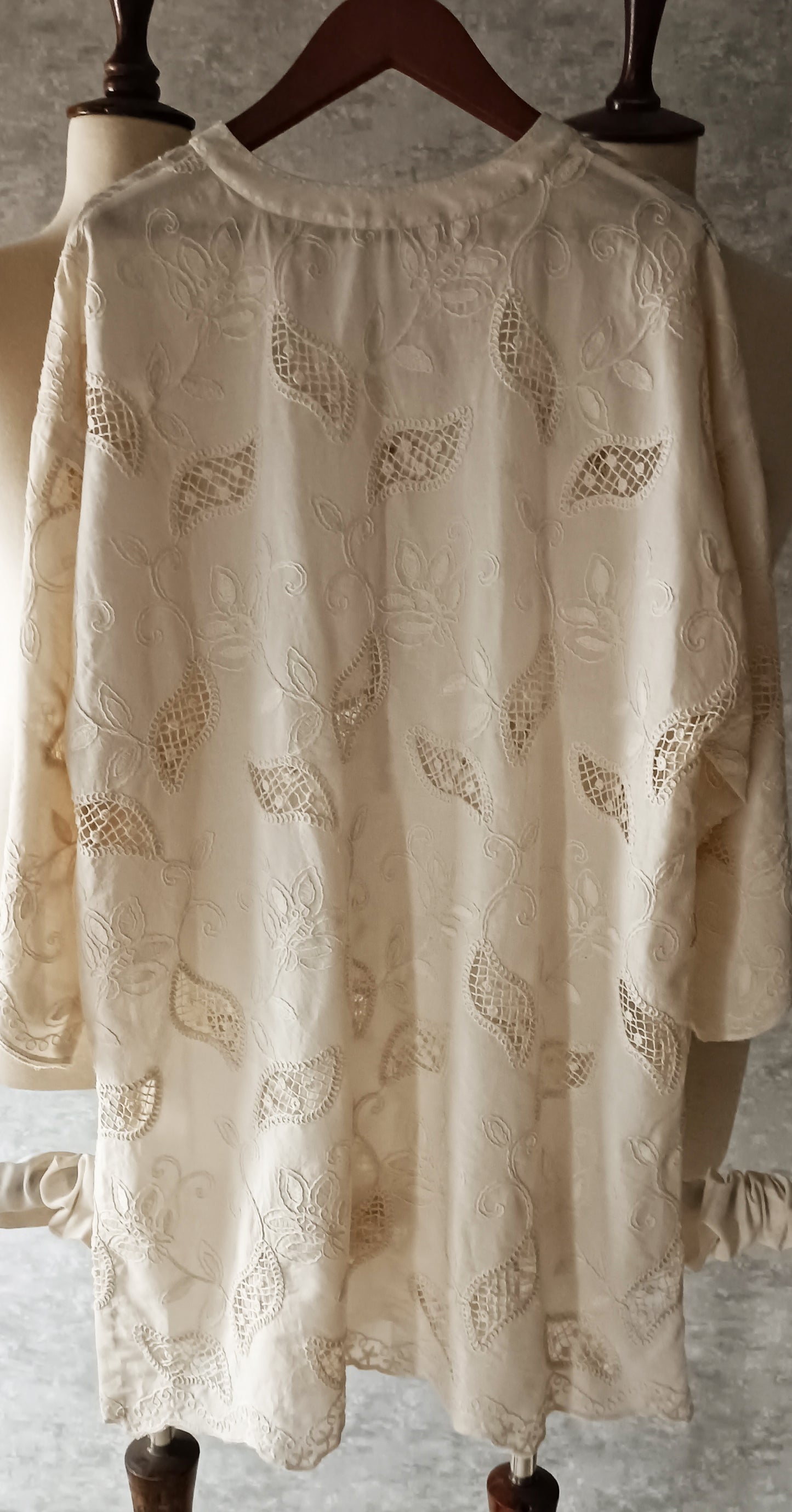 Mani (Autumn Edit) Shades of Ivory - Embroidered Bobbin Lace Leaf